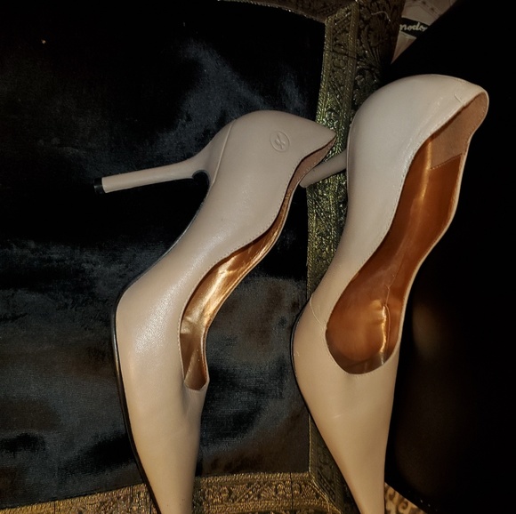 Bronx Sexy Scalloped Leather Heels Sz 9 Like New! - Picture 5 of 8